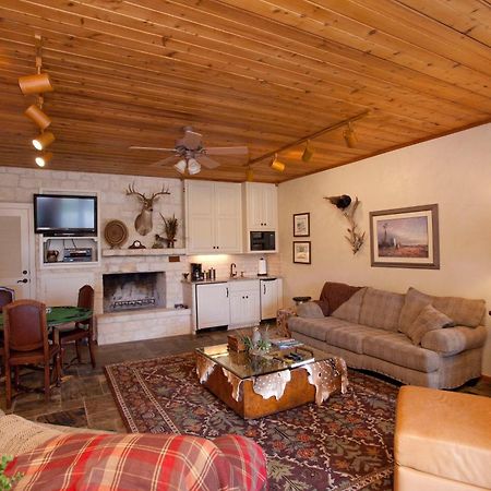Joshua Creek Ranch Hotel Бърни Стая снимка