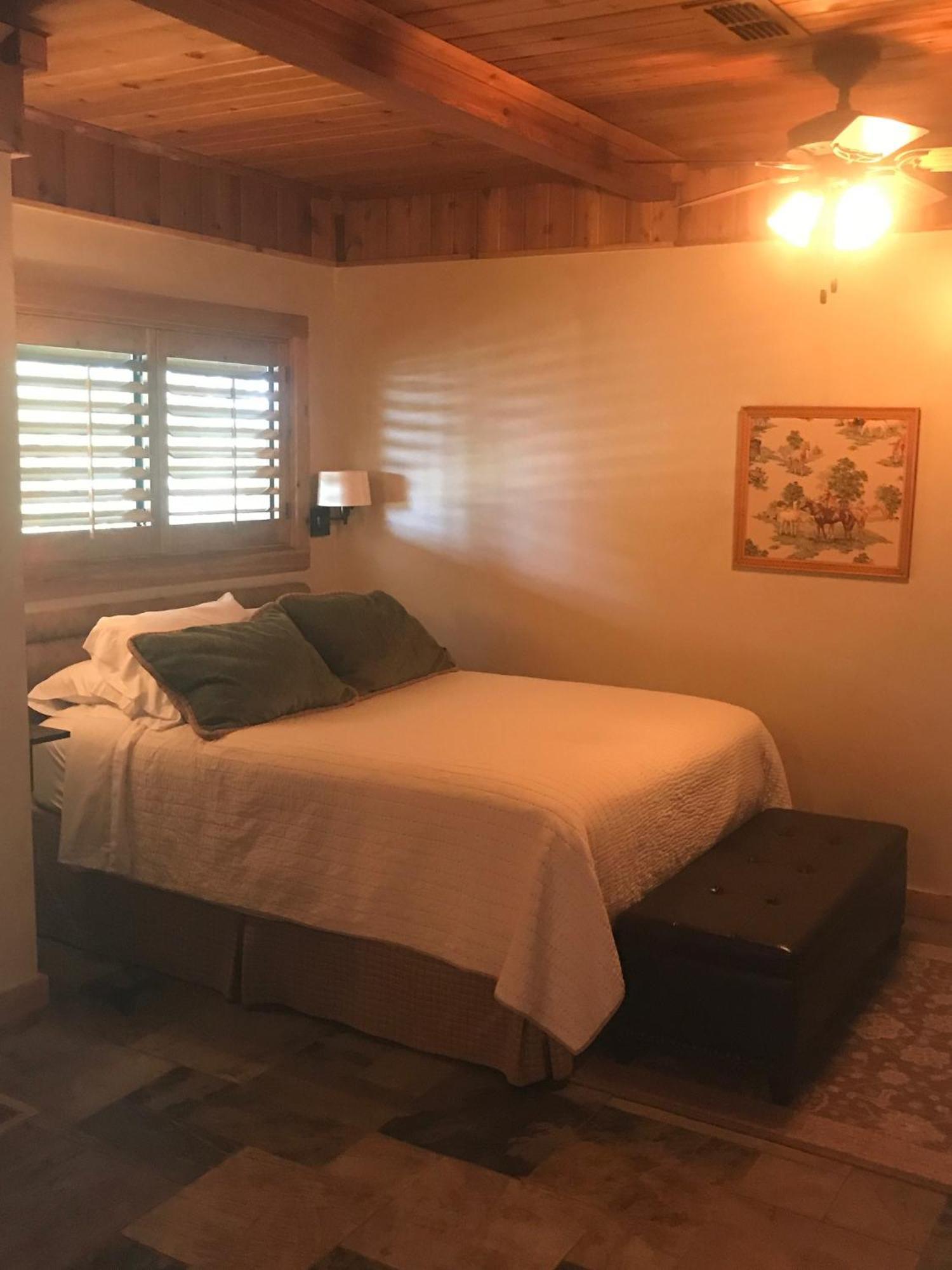 Joshua Creek Ranch Hotel Бърни Стая снимка