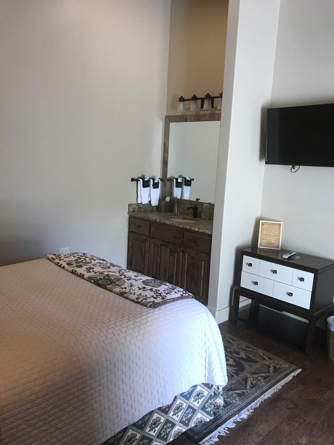 Joshua Creek Ranch Hotel Бърни Стая снимка